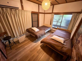 温泉街の入り口にあるゲストハウス SLOW HOUSE yugawara